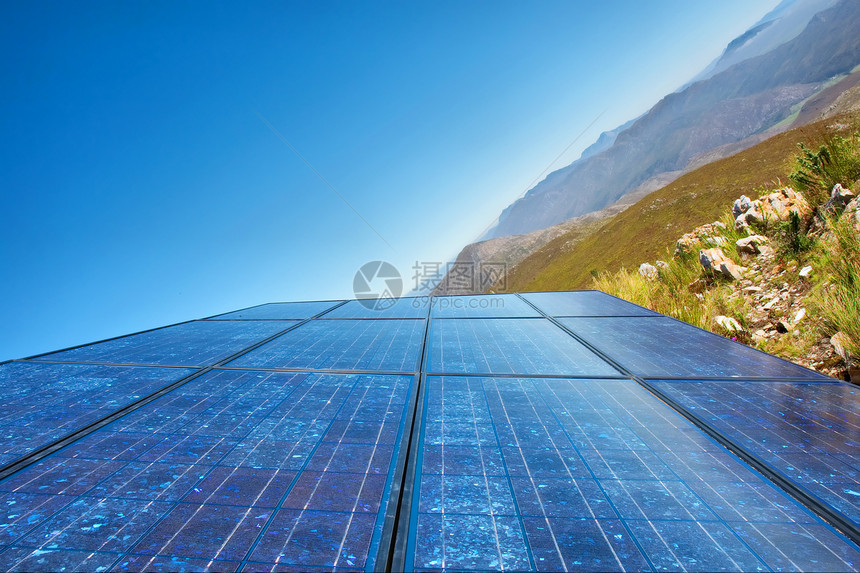 新天空蓝太阳能电池和惊人的山地背景在南非西开普州赫尔曼纳斯坦福附近Salmonsdam自图片