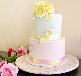 用软糖装饰的婚礼蛋糕图片