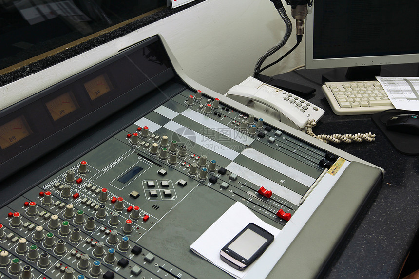 DJ在录音室的录音或广播节目上控制图片