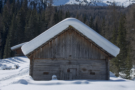 雪盖的老木小屋房子图片
