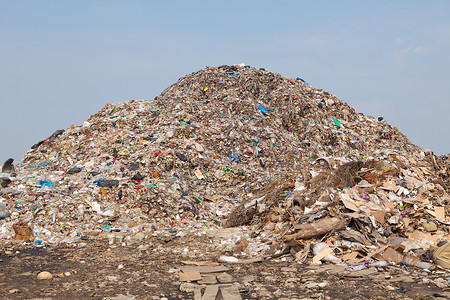 垃圾填埋场垃圾堆的垃圾污染图片