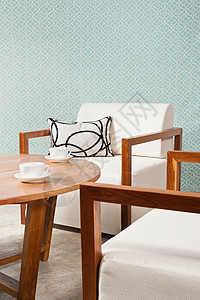 客厅中的棕白色家具和绿图片