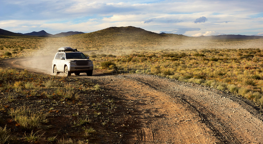 蒙古沙漠草原路上的汽车图片