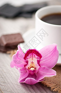 咖啡巧克力和兰花图片