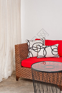 室内环境中的红棕色编织沙发图片