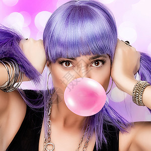 穿着紫色假发和泡糖的时尚派图片
