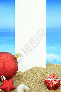 海滩上的白色横幅和圣诞饰品图片