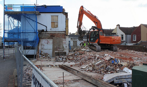 机械拆毁英国另一栋旧公共房屋的图片