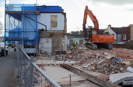 机械拆毁英国另一栋旧公共房屋的图片