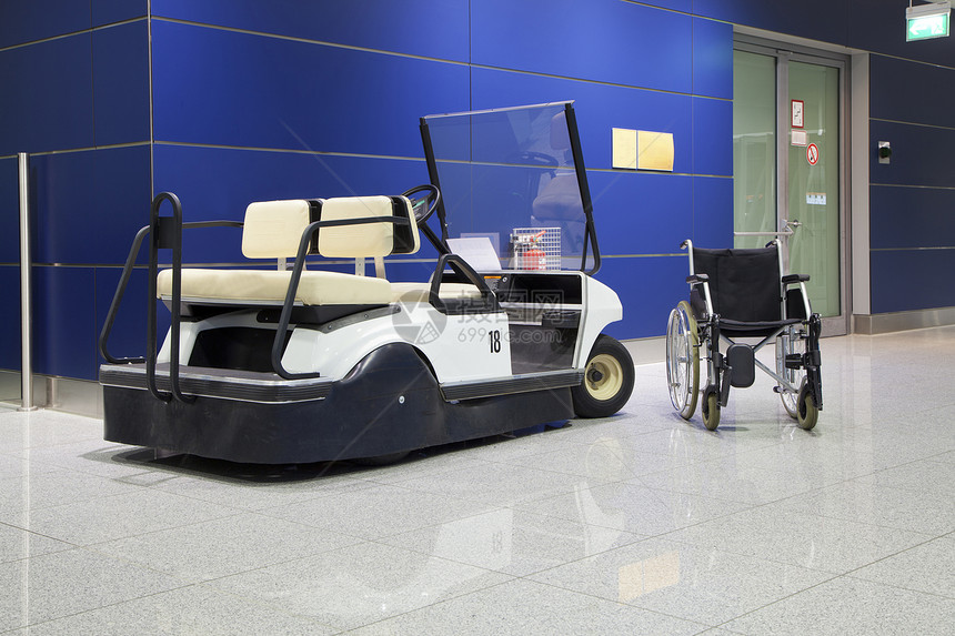 机场航站楼的轮椅和婴儿车图片