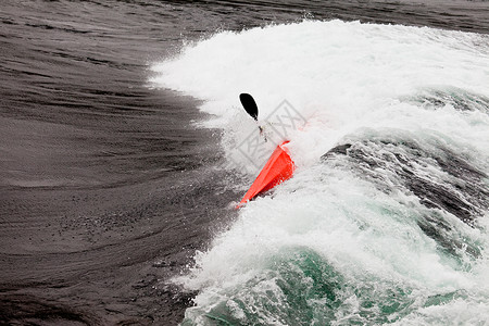 Kayaker用白色水皮艇车顶饰白水图片