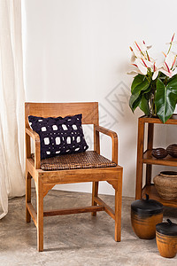 白墙前室内环境中的棕色椅子图片