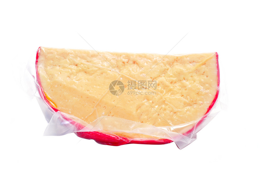 白色背景上的一块包装好的硬奶酪图片
