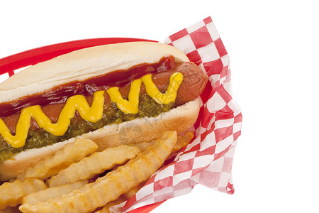 白色背景带热狗三明治和薯条的红图片