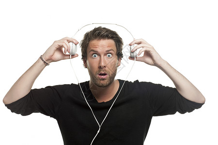 听音乐时用耳机发出耳机的震惊男背景图片