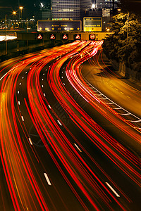 快速的高速公路交通只剩下五颜六色的光迹这与指示交通拥堵的电动图片