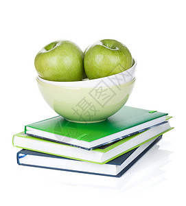 水果碗和书本中的绿苹果图片