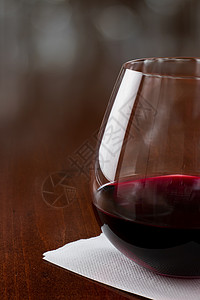 酒吧供应的无茎玻璃杯配红酒图片