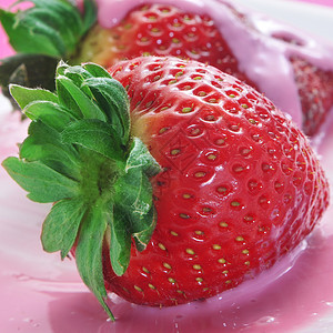 草莓酸奶中一些草莓的特写图片