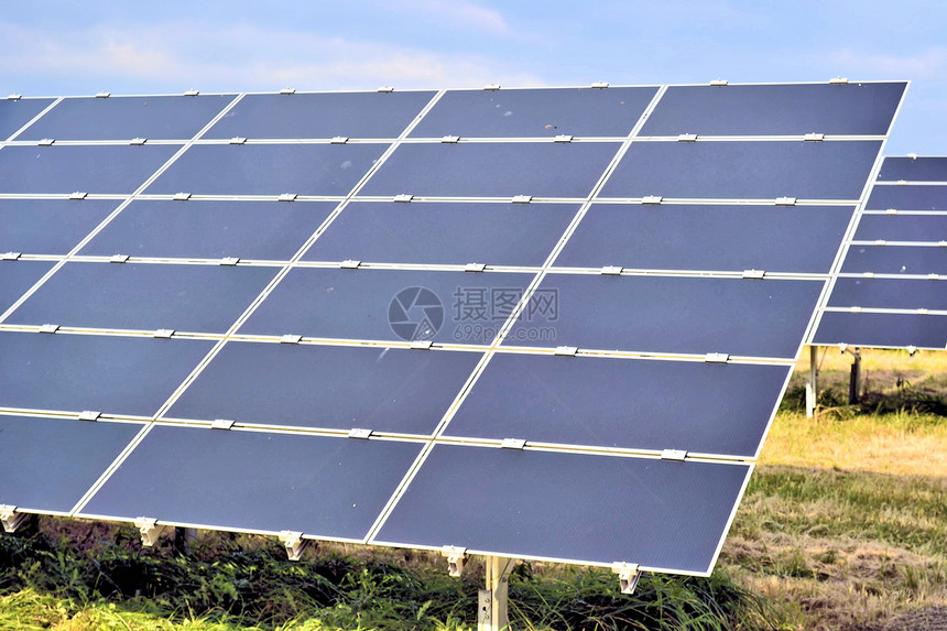 田野上的太阳能电池板图片