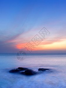 海上日落天空色彩鲜艳前景石头图片