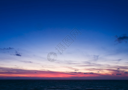 日落时天空和大海的背景图片