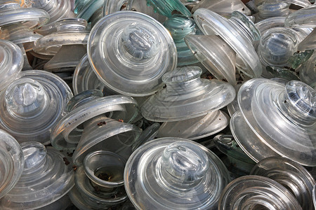 通过回收材料再使用而丢弃在垃圾填埋场的玻璃和玻璃隔图片