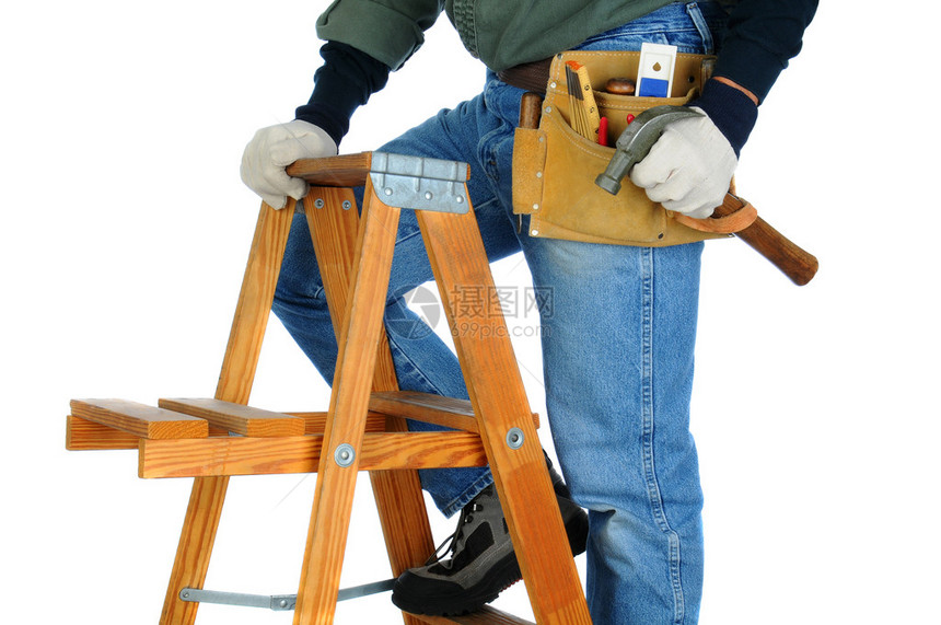 一名建筑工人用手中的锤子爬梯子的特写镜头白色背景上的水平格式图片
