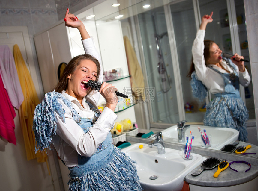 在浴室唱歌的少女图片