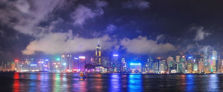 香港的天线在夜里云笼罩图片