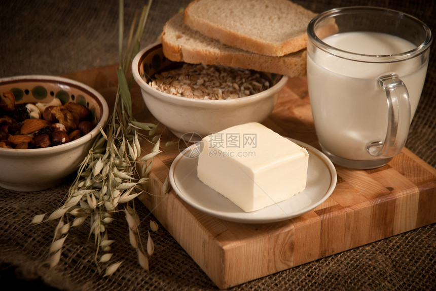 以面包牛奶和谷类食品为食图片