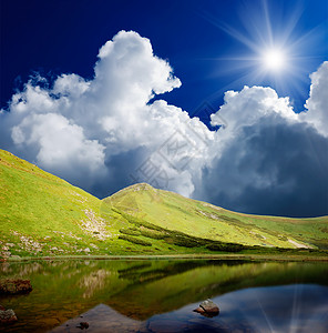 山中的湖和暴风云图片