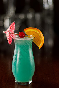 蓝色的哈瓦伊鸡尾酒鸡尾酒在焦点极图片