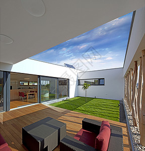 现代住宅建造：美丽的室内外空间与奢华户外家具的完美融合图片