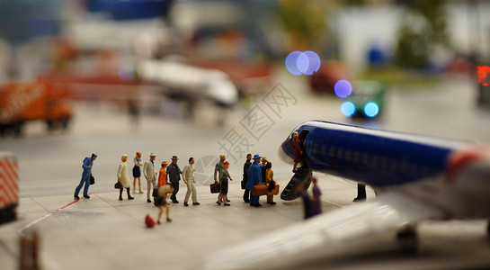 机场旅客在机场登机图片