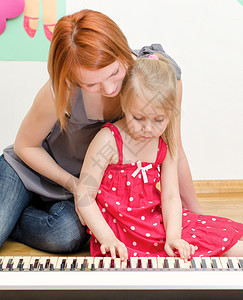 小女孩和妈弹钢琴她图片