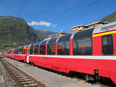 著名的红色火车环绕美丽的瑞士山脉1图片