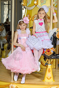 两个漂亮的女孩穿着可爱的蕾丝裙在旋转图片