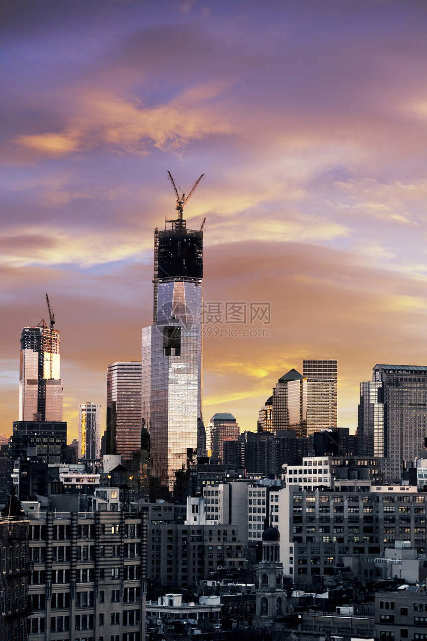 曼哈顿下游在新约克冬季的日落时间一个世界贸易中心akaFreedomTower处于建设的先进阶段图片