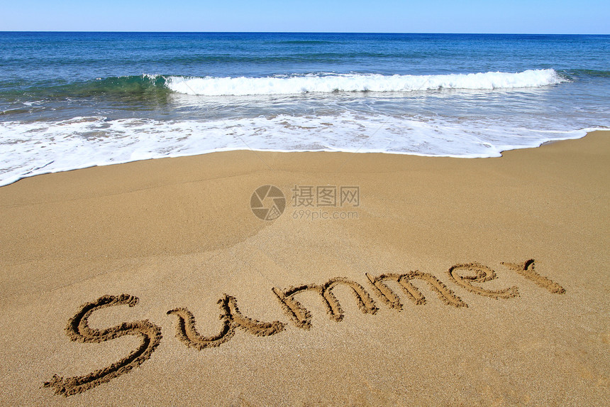 金色沙滩上写的夏天图片
