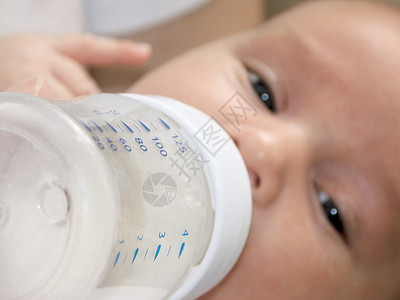 婴儿用奶瓶喂奶图片