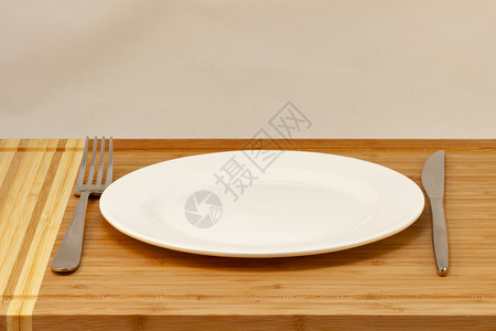 木桌上的餐具空盘餐刀和叉子背景图片