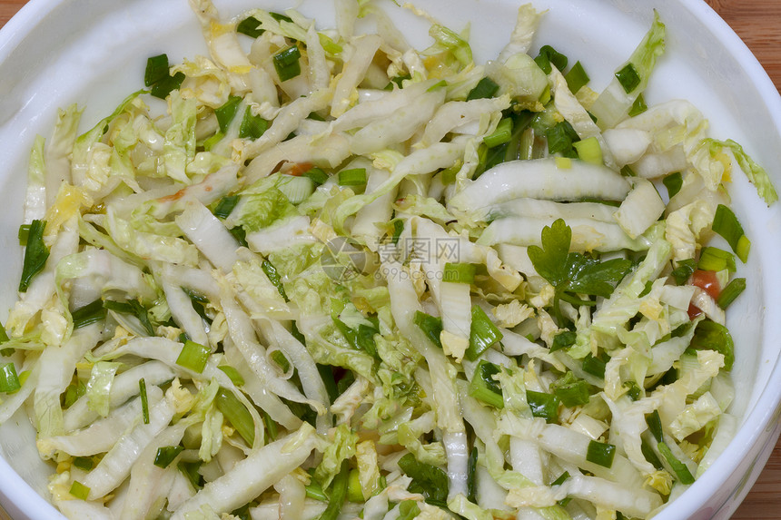 新鲜绿色蔬菜沙拉配图片
