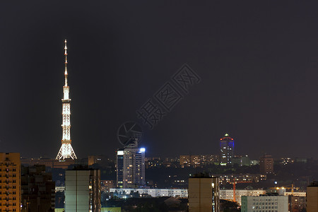 与电信塔的基辅夜都市风景图片