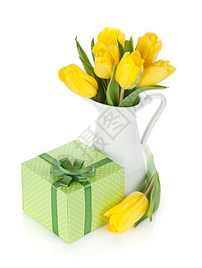 黄色郁金香和礼品盒孤图片