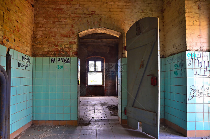 废弃啤酒厂的门和瓷砖图片