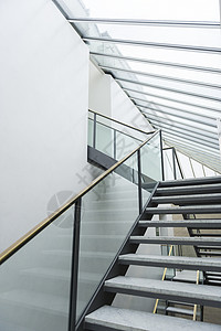 现代楼梯带有开放式踏板和玻璃栏杆图片