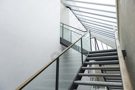 玻璃天窗屋顶下的现代双楼梯在商业建筑内部引入大量日光图片