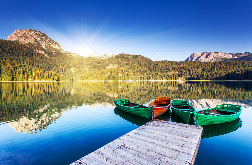 山地湖泊和船只水的反射图片