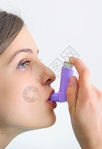 使用吸入器防止感寒和呼吸困难背景图片